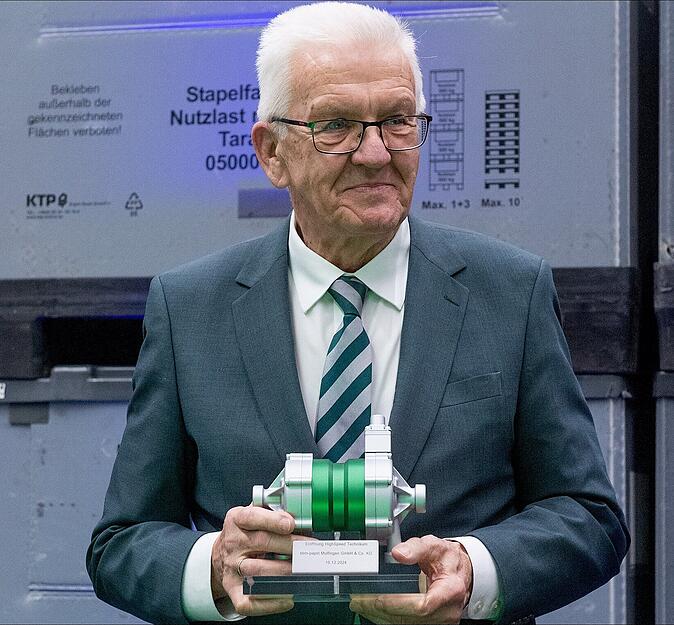 Ministerpräsident Kretschmann wertet das Projekt als starkes Zeichen für den Standort Baden-Württemberg sowie für gute Arbeitsplätze der Zukunft.