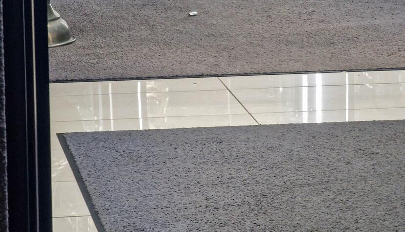 Leere Patronenhülsen liegen auf dem Boden eines Goldankaufs in Sinsheim. Sind hier am Mittwochabend Schüsse gefallen? Leere Patronenhülsen liegen auf dem Boden eines Goldankaufs in Sinsheim. Sind hier am Mittwochabend Schüsse gefallen?