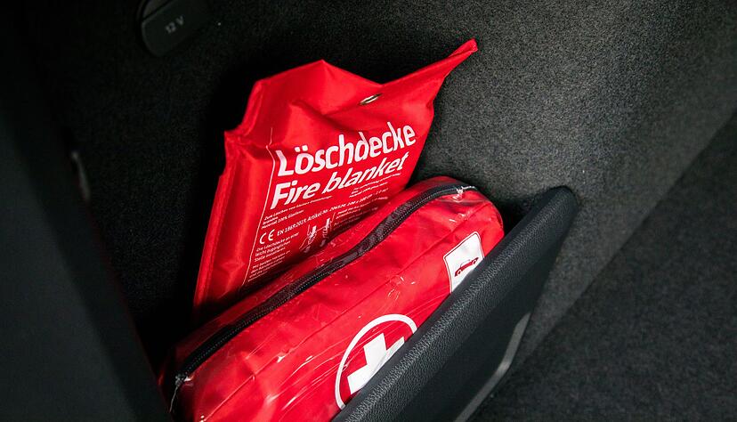 Eine Löschdecke ist wesentlich platzsparender als ein klassischer Feuerlöscher. Der Umgang damit sollte aber geübt werden. Eine Löschdecke ist wesentlich platzsparender als ein klassischer Feuerlöscher. Der Umgang damit sollte aber geübt werden.