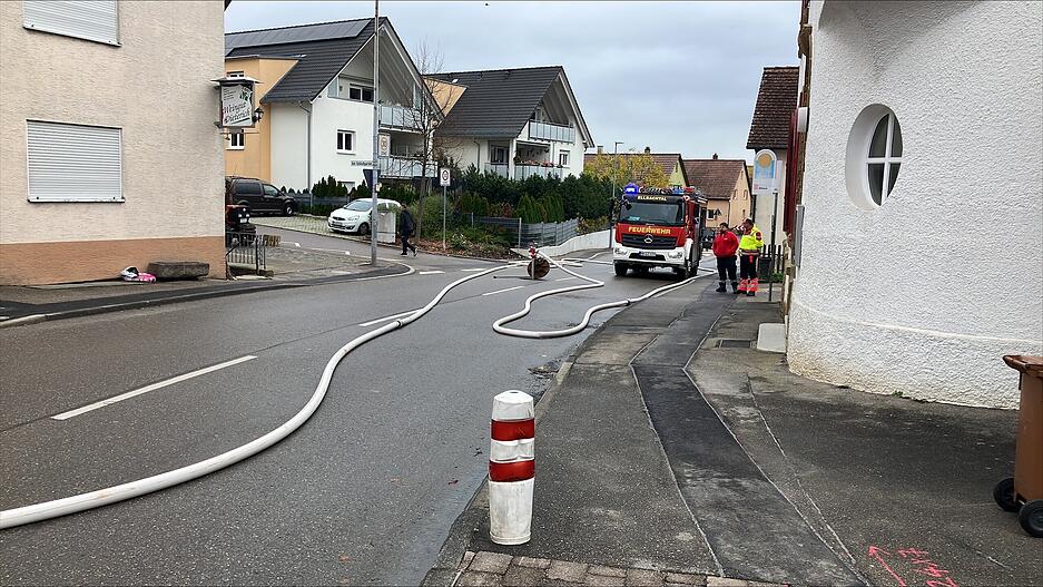 In der Ellhofener Straße in Lehrensteinsfeld wird gegen 9:20 Uhr ein Brand gemeldet. In der Ellhofener Straße in Lehrensteinsfeld wird gegen 9:20 Uhr ein Brand gemeldet.