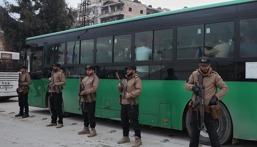Berichten zufolge haben die letzten kurdischen K&auml;mpfer Aleppo in Bussen verlassen.