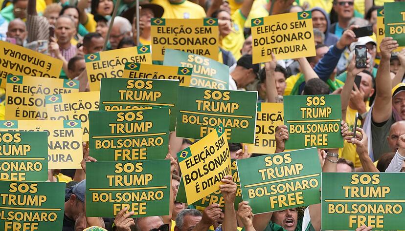 Anh&auml;nger Bolsonaros protestieren gegen den Prozess. (Archivbild)
