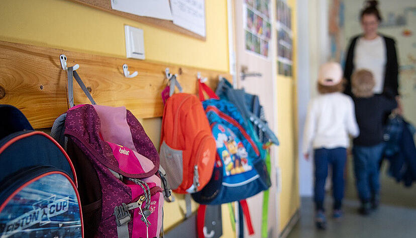 Kinderrucksäcke hängen im Eingangsbereich in einem Kindergarten. Kinderrucksäcke hängen im Eingangsbereich in einem Kindergarten.