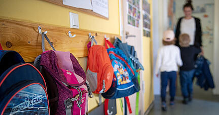 ARCHIV - 24.04.2019, Brandenburg, Wandlitz: Kinderrucksäcke hängen im Eingangsbereich in einem Kindergarten. (zu dpa "Brandenburg lockert Corona-Regeln - Kitas für alle Kinder offen" am 14.06.2020) Foto: Monika Skolimowska/dpa-Zentralbild/dpa +++ dpa-Bildfunk +++ ARCHIV - 24.04.2019, Brandenburg, Wandlitz: Kinderrucksäcke hängen im Eingangsbereich in einem Kindergarten. (zu dpa "Brandenburg lockert Corona-Regeln - Kitas für alle Kinder offen" am 14.06.2020) Foto: Monika Skolimowska/dpa-Zentralbild/dpa +++ dpa-Bildfunk +++