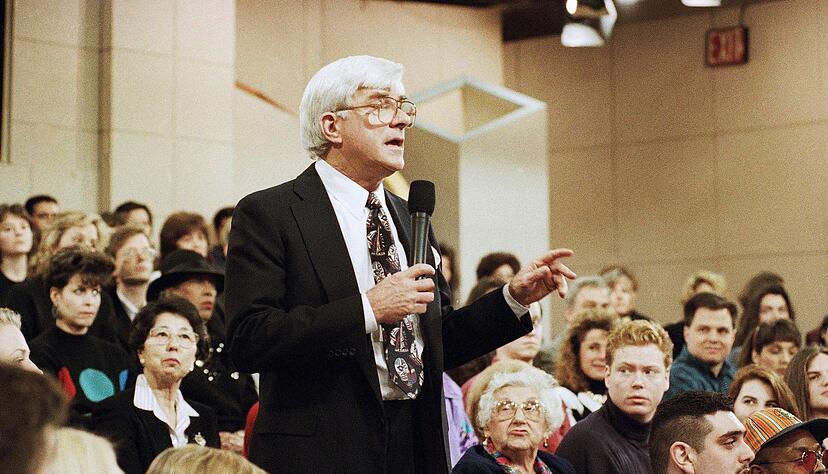 Donahue diskutierte mit seinen Gästen oft kontroverse Themen und ging oft auch mit dem Mikrofon ins Publikum. Donahue diskutierte mit seinen Gästen oft kontroverse Themen und ging oft auch mit dem Mikrofon ins Publikum.