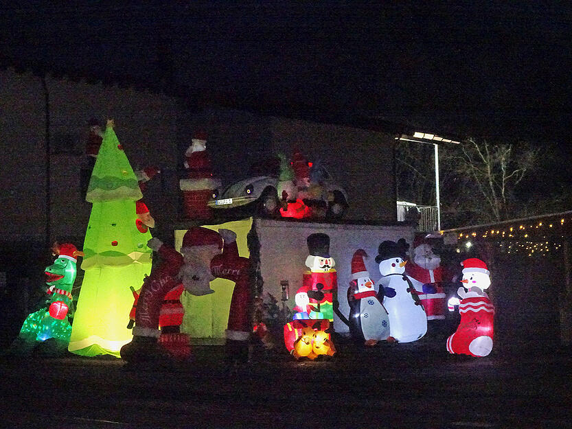 In der Schafwiesenstrasse von Obersulm Willsbach fasziniert die Weihnachsdekoration von Simone Wolf Jung und Alt In der Schafwiesenstrasse von Obersulm Willsbach fasziniert die Weihnachsdekoration von Simone Wolf Jung und Alt