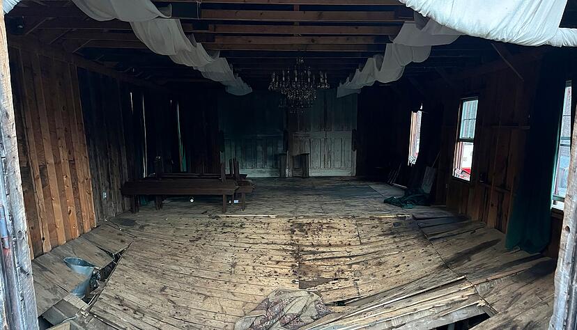In einem Geb&auml;ude in l&auml;ndlicher Natur sollte die Trauung stattfinden - &Uuml;berf&uuml;llung k&ouml;nnte die Ursache f&uuml;r den Einbruch des Holzfu&szlig;bodens sein.