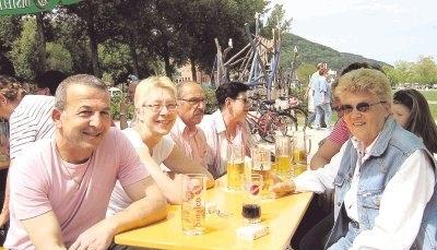 Wetter sehr gut, Essen sehr gut , Atmosph&auml;re sehr gut - nur strahlende Gesichter und gar nichts zu meckern gab's bei der Biergarten-Premiere.Foto: Barbara Griesinger