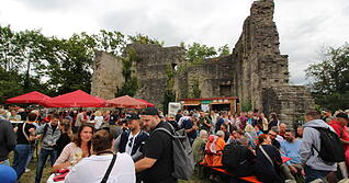 Am frühen Nachmittag ist es an der Ruine Lichteneck brechend voll, die Schlangen, vor allem an den Essensständen, sind lang. Am frühen Nachmittag ist es an der Ruine Lichteneck brechend voll, die Schlangen, vor allem an den Essensständen, sind lang.