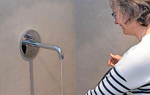 Im Vorraum sind rituelle Waschungen möglich, wie sie Birgit Englert demonstriert. Foto: Mario Berger Im Vorraum sind rituelle Waschungen möglich, wie sie Birgit Englert demonstriert. Foto: Mario Berger