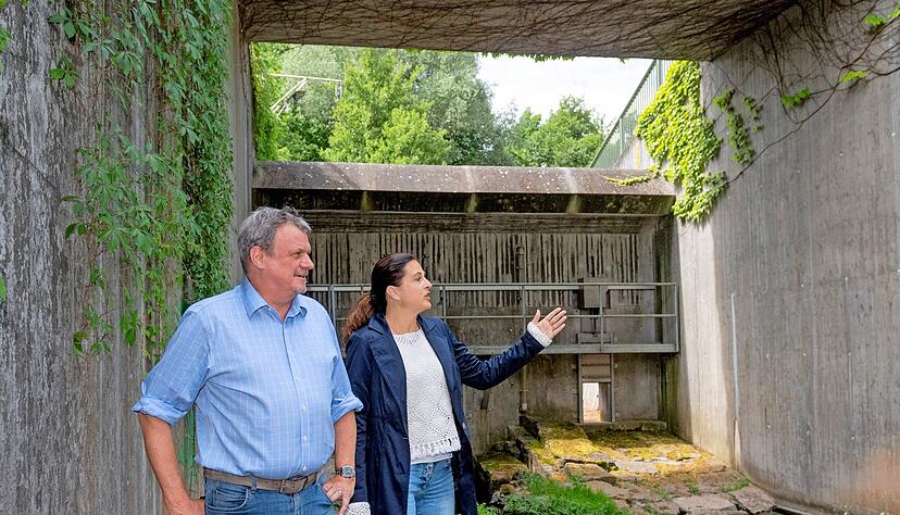 Verbandsvorsitzender Stefan Thoma und Geschäftsführerin Daniela Wenninger am Rückhaltebecken Stadtseebach in Weinsberg.

Foto: Mario Berger