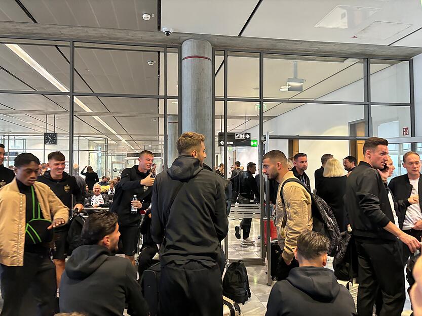 Am Flughafen warteten die Spieler des VfB Stuttgart auf den Abflug. Am Flughafen warteten die Spieler des VfB Stuttgart auf den Abflug.