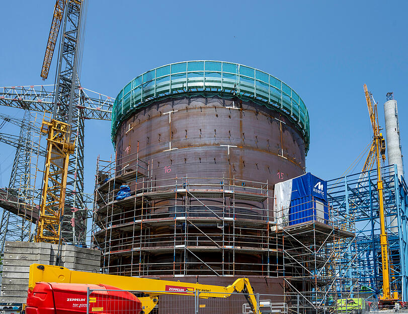 Neben anderen Gebäuden entsteht aktuell auch der Fernwärmespeicher in der Lichtenbergstraße. Ende September soll das 60 Meter hohe Bauwerk fertig sein.