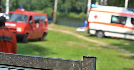 Rettungskräfte sind nach einem Badeunfall am Hardausee im Einsatz. Foto: Philipp Schulze/Archiv