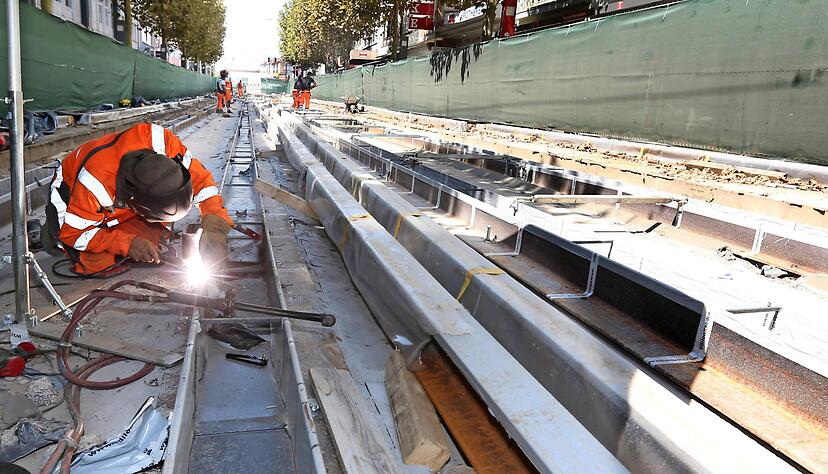 Derzeit werden die Schienen in der Kaiserstraße verlegt. Dabei ist Präzisionsarbeit gefragt. Ab dem 27. August wird die Fahrbahn hergestellt.
Fotos: Andreas Veigel Derzeit werden die Schienen in der Kaiserstraße verlegt. Dabei ist Präzisionsarbeit gefragt. Ab dem 27. August wird die Fahrbahn hergestellt.
Fotos: Andreas Veigel