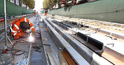 Derzeit werden die Schienen in der Kaiserstraße verlegt. Dabei ist Präzisionsarbeit gefragt. Ab dem 27. August wird die Fahrbahn hergestellt.
Fotos: Andreas Veigel Derzeit werden die Schienen in der Kaiserstraße verlegt. Dabei ist Präzisionsarbeit gefragt. Ab dem 27. August wird die Fahrbahn hergestellt.
Fotos: Andreas Veigel