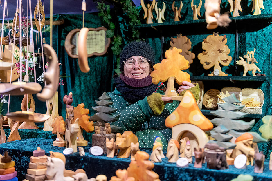 An mehr als 120 Ständen gibt es vorwiegend Handwerkswaren und Kunsthandwerk, dazu klassische Weihnachtsmarkt-Leckereien.