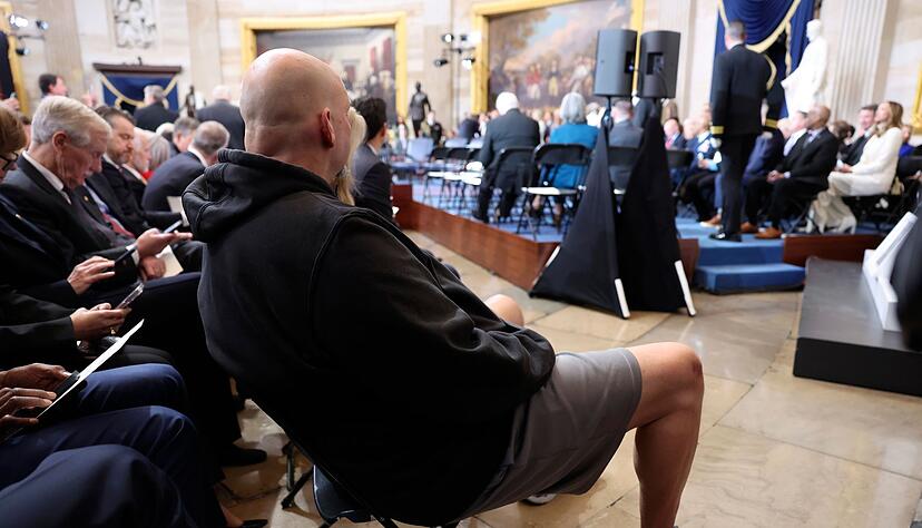 John Fetterman ist bekannt f&uuml;r legere Outfits - und erschien trotz Feierlichkeiten und Minusgraden in Shorts.