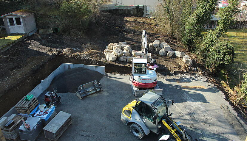 Der Au&szlig;enbereich mit der Gartengestaltung wird nicht bis zur Er&ouml;ffnung fertig sein. Die Arbeiten sind aber in vollem Gange.