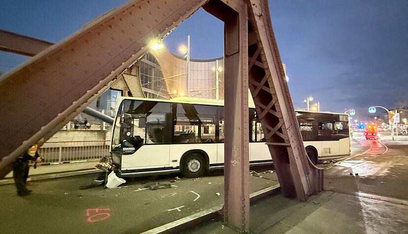 Noch am Abend wurde der Bus von Kräften einer Spezialfirma abgeschleppt. Noch am Abend wurde der Bus von Kräften einer Spezialfirma abgeschleppt.