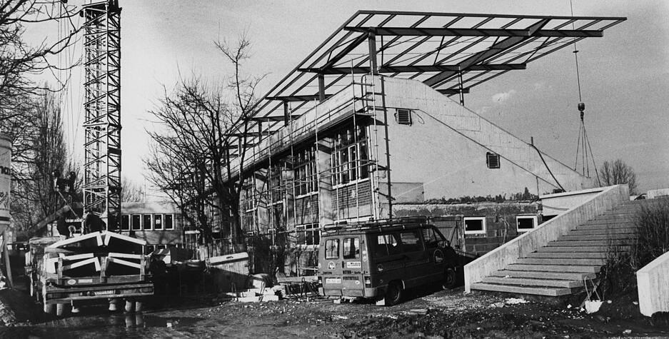 undatierte Aufnahme: Während des Umbaus stellt sich heraus, dass die Bausubstanz des Tribünengebäudes schlechter ist als erwartet. Der Beton ist bröselig, wie trockenes Brot. Das verteuert den Umbau um 1,3 Millionen Mark.