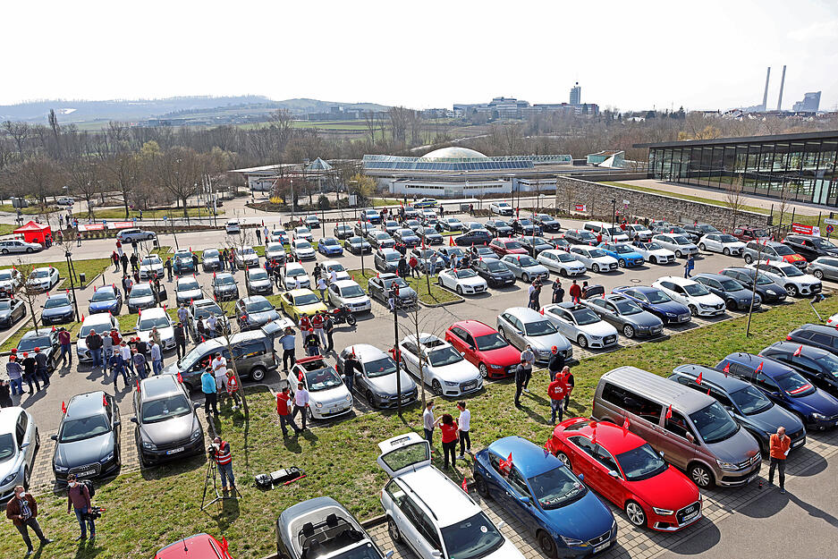 Warnstreik-Kundgebung in Autos der IG Metall, Aquatoll-Parkplatz, Neckarsulm