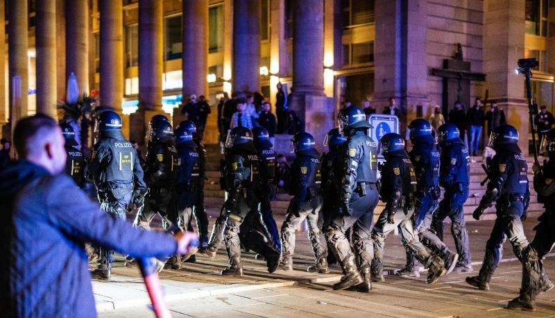Einsatzkräfte der Polizei laufen über den Schlossplatz. Einsatzkräfte der Polizei laufen über den Schlossplatz.