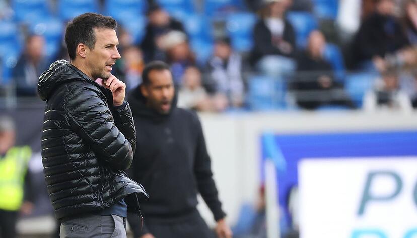 KSC-Trainer Christian Eichner (l) steht am Spielfeldrand. KSC-Trainer Christian Eichner (l) steht am Spielfeldrand.