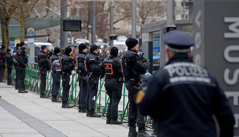 Zum Auftakt der Europawahl im vergangenen Jahr hatte die AfD schon einmal die Harmonie gemietet. Die Polizei sicherte die Veranstaltung mit einem Großaufgebot. Das „Netzwerk gegen Rechts“ organisierte eine Gegendemonstration. Foto: Archiv/Seidel