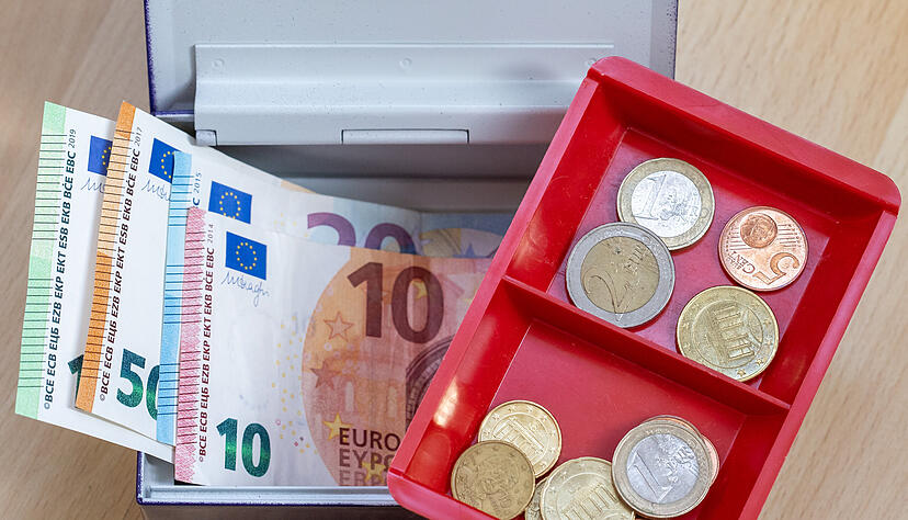 Einnahmen etwa aus einem Kuchenverkauf an der Schule sollten von Lehrern verwaltet werden, sagt das Kultusministerium.