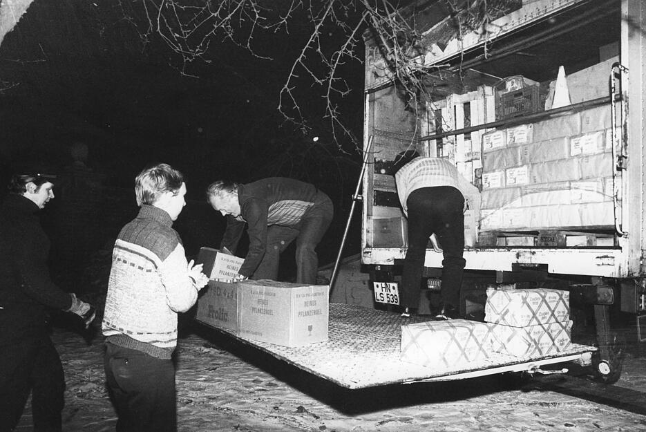 Die Lastwagen aus Heilbronn sind wohlbehalten angekommen und  werden von Helfern in Windeseile entladen. Aufnahme von Dezember 1981.