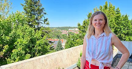 Auf der Terrasse der gemeinsamen Wohnung arbeitet Sandra Andr&eacute;s, so lange es nicht zu warm ist: Ihr Blick geht nach S&uuml;d-Westen.
Fotos: Ulrike Plapp-Schirmer