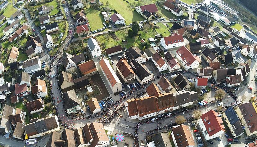 Der Umzug führt durch die Ortsmitte und die Bachgasse hinauf. Die Plätze mit guter Sicht sind beliebt, man muss sich früh einen sichern. Der Umzug führt durch die Ortsmitte und die Bachgasse hinauf. Die Plätze mit guter Sicht sind beliebt, man muss sich früh einen sichern.