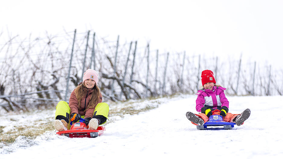 Den Kindern bereitet der Schnee gro&szlig;e Freude.