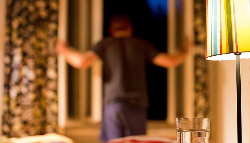 Wer nicht einschlafen kann, sollte nach einer halben Stunde die Rei&szlig;leine ziehen und aufstehen.