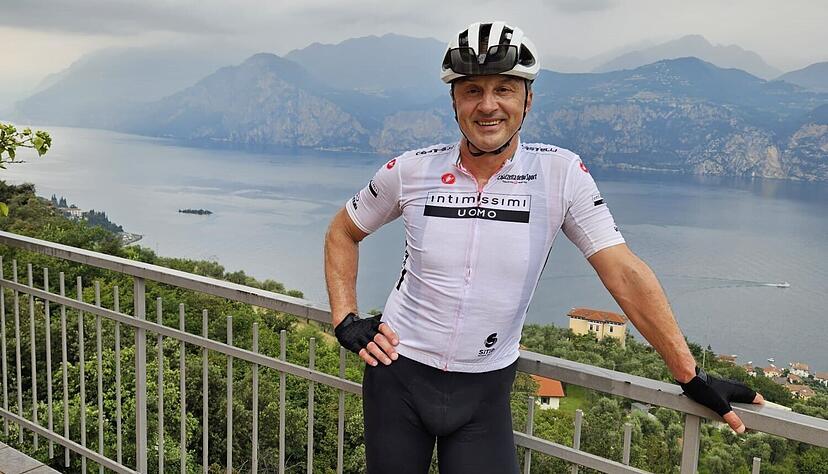 Ist inzwischen begeisterter Fahrradfahrer und deutlich h&auml;ufiger auf dem Rad als in einer Sporthalle anzutreffen: Aufstiegstrainer Emir Hadzimuhamedovic.