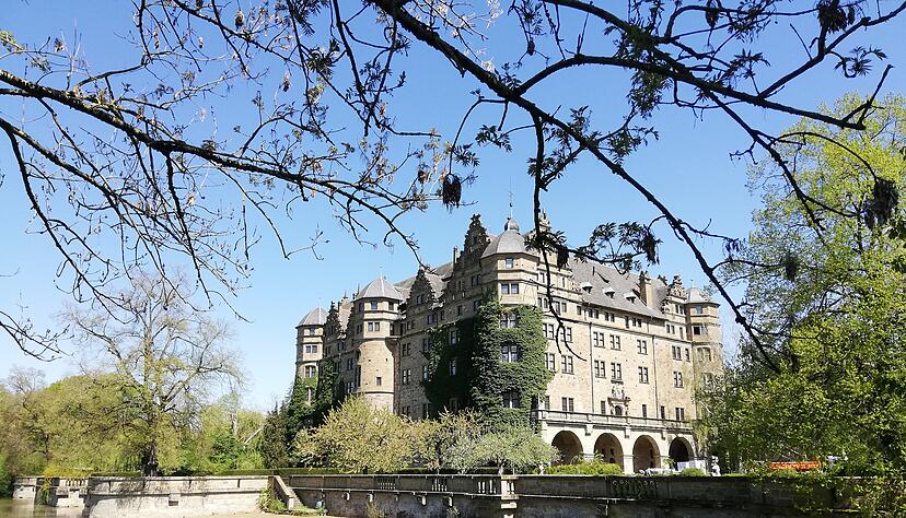 Nur die Gänse dürfen gerade die Anlagen frei erkunden, das Museum ist wegen der Corona-Krise geschlossen. Erbprinzessin Carolins Schwiegereltern wohnen im fünften Stock, die junge Familie dagegen im Torhaus. Foto: Henrike Mielke Nur die Gänse dürfen gerade die Anlagen frei erkunden, das Museum ist wegen der Corona-Krise geschlossen. Erbprinzessin Carolins Schwiegereltern wohnen im fünften Stock, die junge Familie dagegen im Torhaus. Foto: Henrike Mielke
