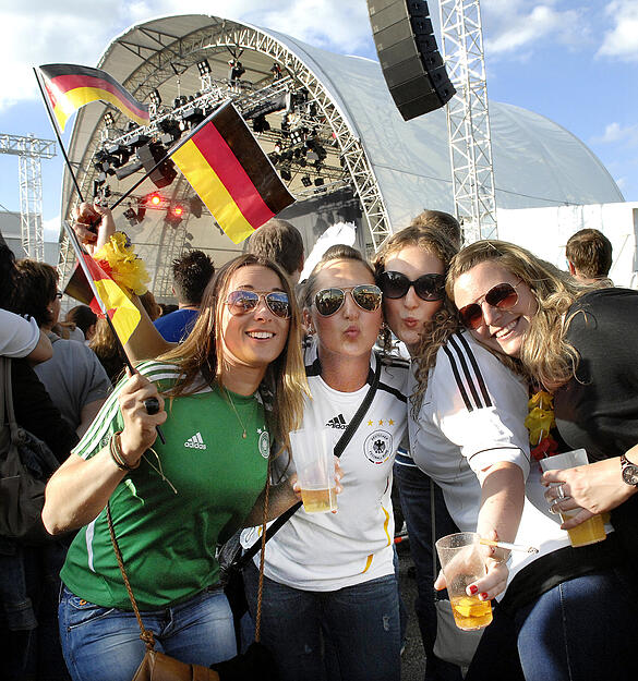 Juni 2014: Ein bisschen WM-Feeling kann nicht schaden, finden die vier Mädels und kommen im Fußball-Outfit zum Festival nach Künzelsau-Gaisbach. Juni 2014: Ein bisschen WM-Feeling kann nicht schaden, finden die vier Mädels und kommen im Fußball-Outfit zum Festival nach Künzelsau-Gaisbach.