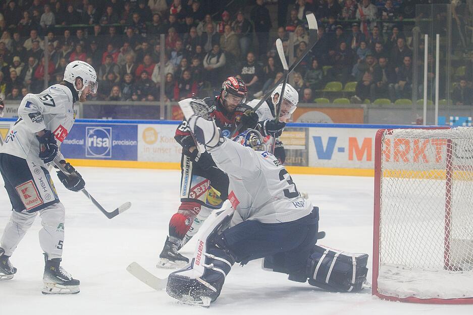 Bei den Memmingen Indians gewinnen die Heilbronner Falken im zweiten Spiel der Playoff-Viertelfinalserie 5:2. Bei den Memmingen Indians gewinnen die Heilbronner Falken im zweiten Spiel der Playoff-Viertelfinalserie 5:2.