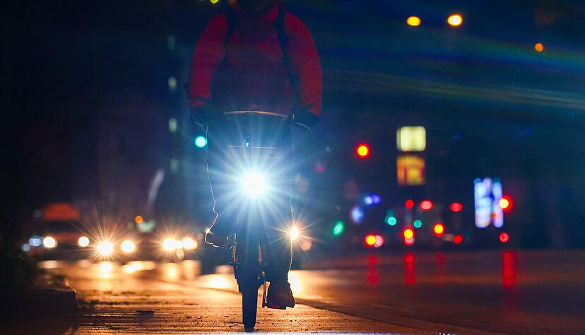 Gute Sichtbarkeit ist für Radfahrer im Herbst und Winter ganz besonders wichtig. Gute Sichtbarkeit ist für Radfahrer im Herbst und Winter ganz besonders wichtig.