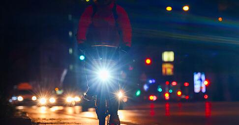 Gute Sichtbarkeit ist für Radfahrer im Herbst und Winter ganz besonders wichtig. Gute Sichtbarkeit ist für Radfahrer im Herbst und Winter ganz besonders wichtig.