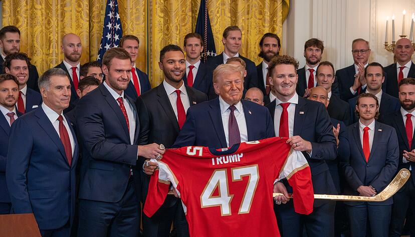 Donald Trump freut sich &uuml;ber den Olympiasieg der USA im Eishockey-Finale gegen Kanada. (Archivbild)