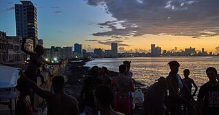 Der sozialistische Inselstaat steckt in einer schweren Wirtschaftskrise.