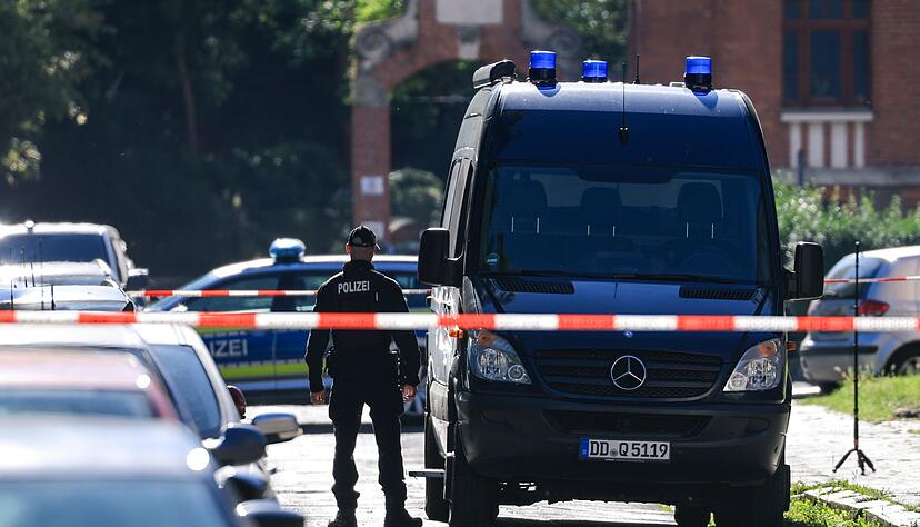 Die Polizei sichert Spuren in der N&auml;he des Tatortes in Leipzig.
