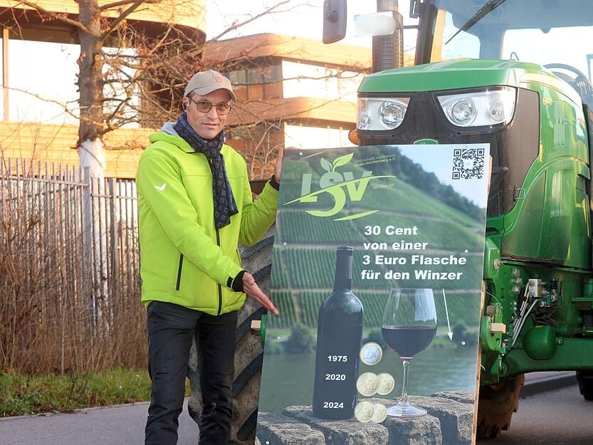 Eine Rechnung auf einem Schild zufolge, verdienen Weinbauern nur noch 30 Cent pro Flasche.