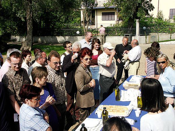 Mai 2003 - Eine Gruppe aus Neckarsulm besucht zum 40jährigen Jubiläum die italienische Partnerstadt Bordighera - hier Teilnehmer bei einer Olivenölprobe.