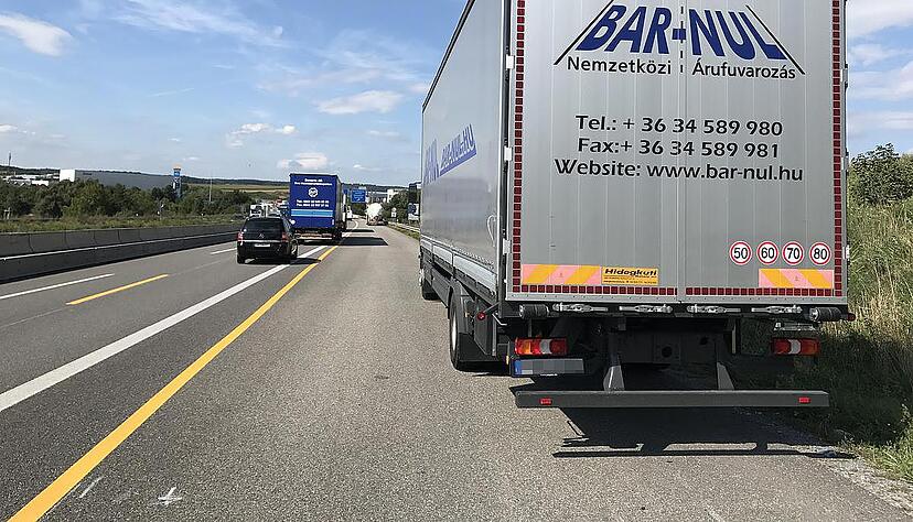 Gef&auml;hrlich: Ein wild parkender Lkw auf dem Pannenstreifen im Baustellenbereich der A6.
Foto: privat