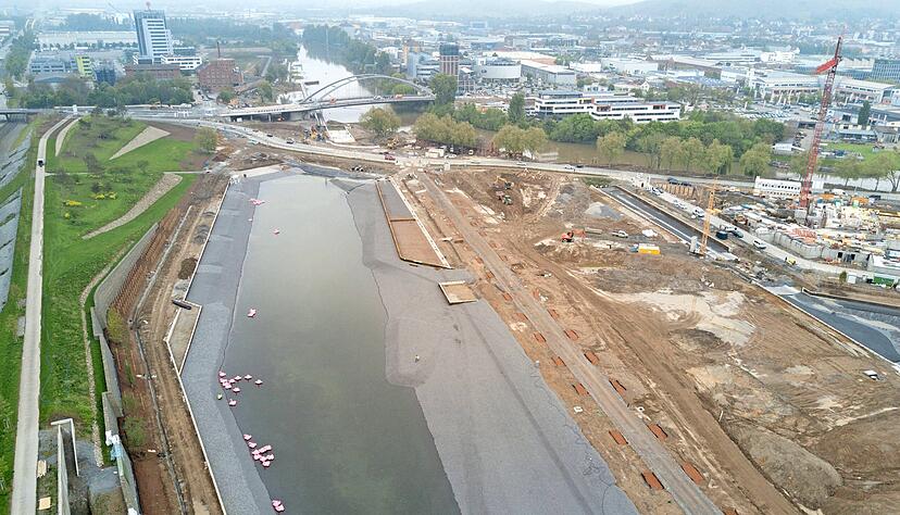 Auf dem Gelände des früheren Güterbahnhofs entsteht seit 2008 mit dem Neckarbogen nach und nach ein neuer Stadtteil − mit viel Wasser und Grün.
Foto: Archiv/Maier Auf dem Gelände des früheren Güterbahnhofs entsteht seit 2008 mit dem Neckarbogen nach und nach ein neuer Stadtteil − mit viel Wasser und Grün.
Foto: Archiv/Maier