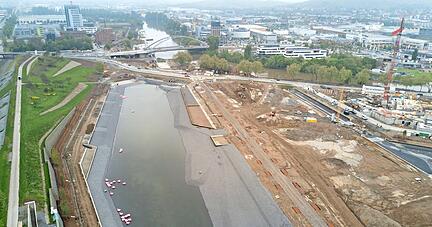 Auf dem Gelände des früheren Güterbahnhofs entsteht seit 2008 mit dem Neckarbogen nach und nach ein neuer Stadtteil &minus; mit viel Wasser und Grün. 
Foto: Archiv/Maier