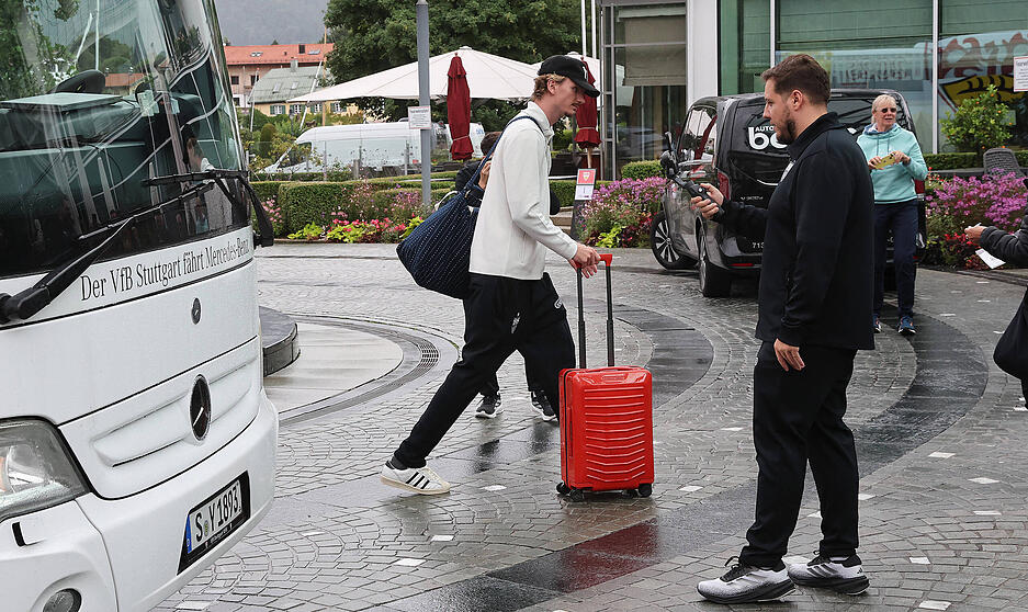 Vor dem Hotel gab es einen kleinen Empfang für den VfB Stuttgart, trotz schlechtem Wetter.
